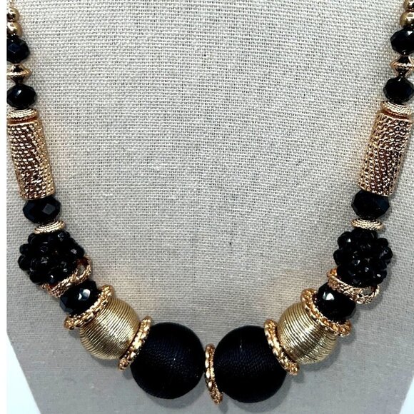 Vintage-Style Beaded Jewelry Set - Elegant Necklace & Three Bracelets - Picture 2 of 13